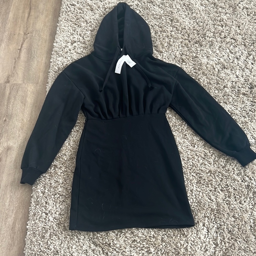 THIS SWEATSHIRT DRESS IT TO DIE FOR!! So so cute!!